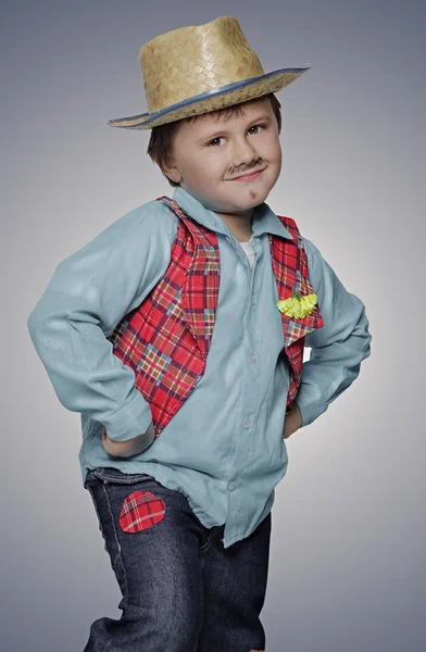 Petit garçon avec barbe dessinée et chapeau — Photo