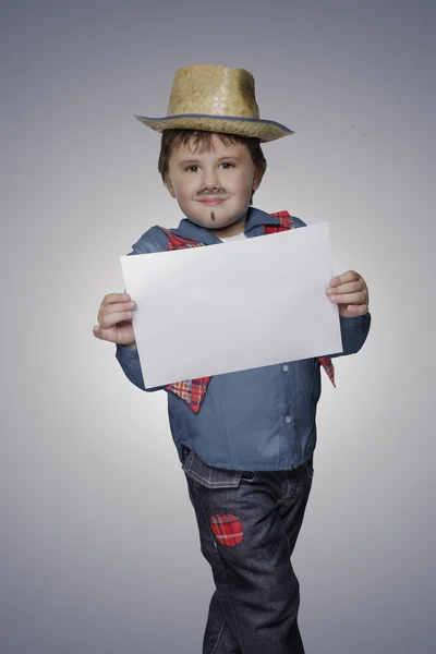 Garçon avec barbe et chapeau tenant une feuille de papier — Photo