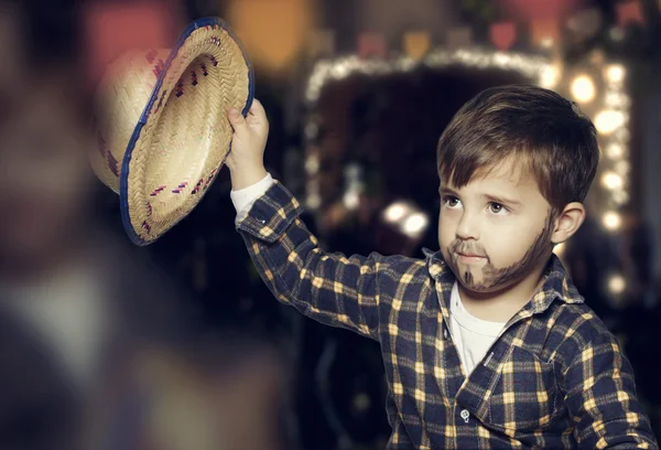 Menino com barba pintada e chapéu — Fotografia de Stock