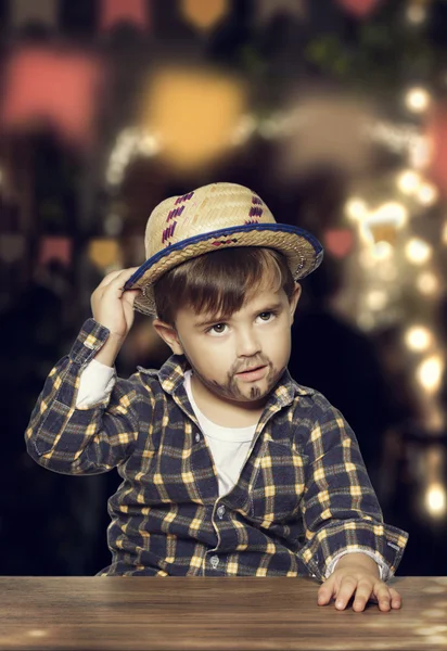 Garçon avec barbe peinte et un chapeau — Photo