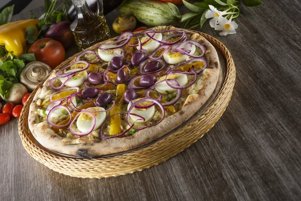 Pizza a tőkehal és a tojás — Stock Fotó