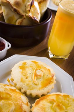 Empadinha kek plaka üzerinde