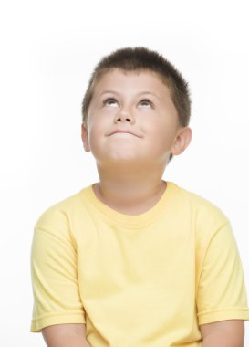 Sarı tişört yukarı doğru bakan küçük çocuk