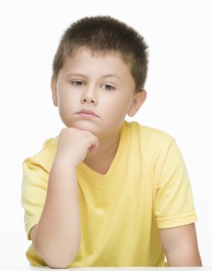 Düşünme poz üzgün çocuk