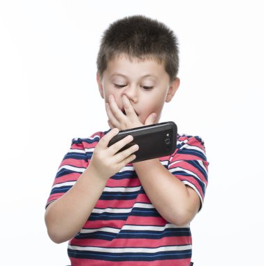 Mutlu çocuk smartphone üzerinde oynama