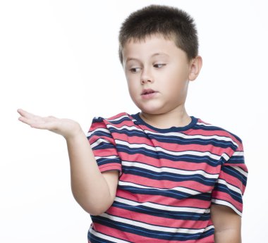 Çocuk sunan bir jest yapma