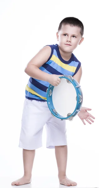 Счастливый мальчик в разноцветной рубашке с бубном — стоковое фото