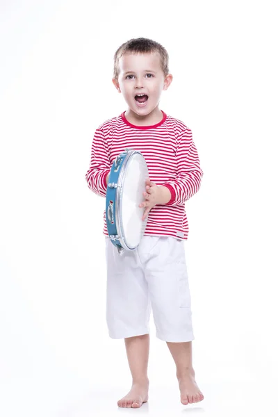 Joyeux garçon en chemise colorée avec tambourin — Photo