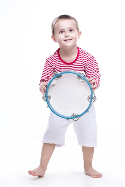 Fröhlicher Junge im bunten Hemd mit Tamburin — Stockfoto