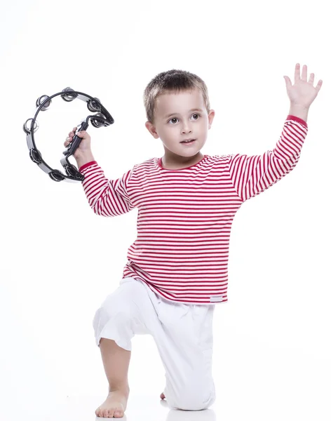 Fröhlicher Junge im bunten Hemd mit Tamburin — Stockfoto