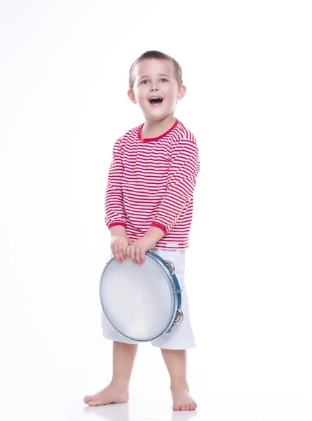 Joyeux garçon en chemise colorée avec tambourin — Photo