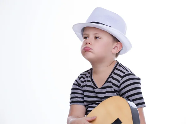 Kicsi fiú, kalapban, játszik a gitár — Stock Fotó