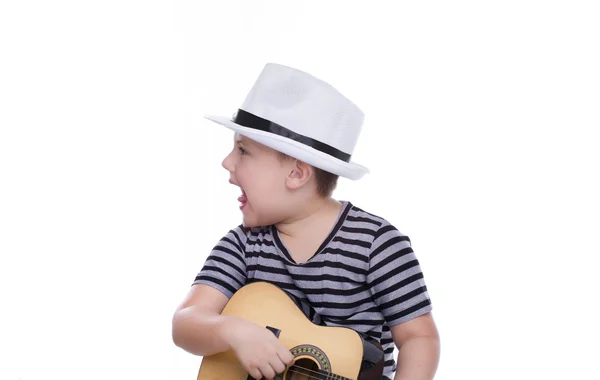 Kicsi fiú, kalapban, játszik a gitár — Stock Fotó