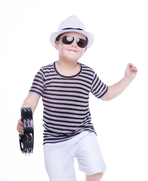 Fröhlicher Junge im bunten Hemd mit Tamburin — Stockfoto