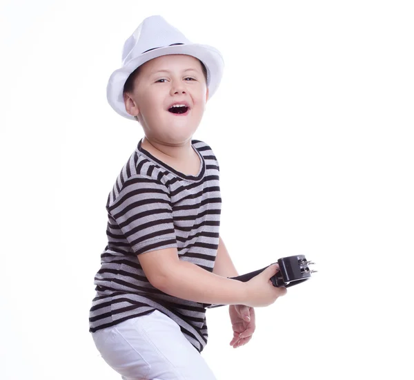 Fröhlicher Junge im bunten Hemd mit Tamburin — Stockfoto