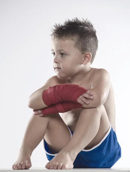 Boxeador infantil en pantalones cortos y vendajes —  Fotos de Stock