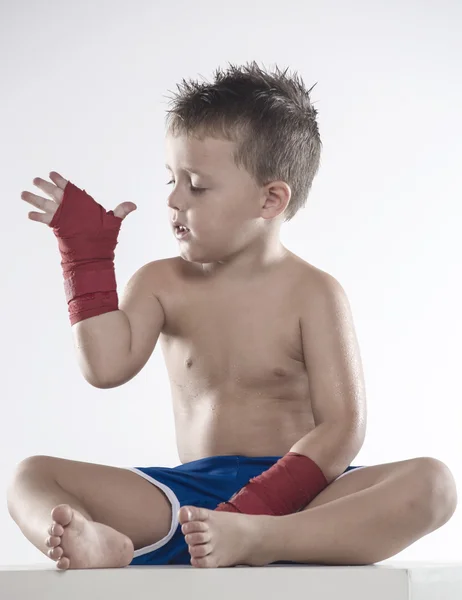 Kinderboxer in kurzen Hosen und Binden — Stockfoto