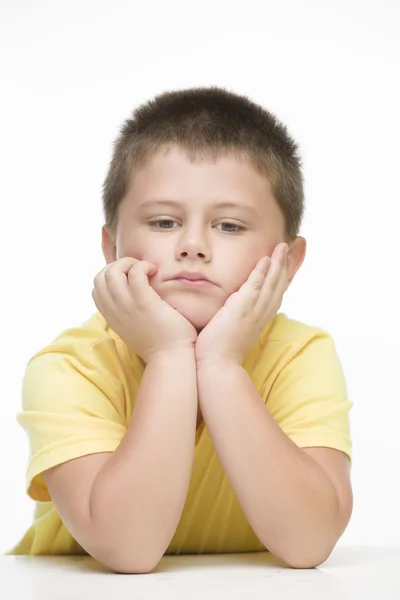 Niño triste en pose de pensamiento —  Fotos de Stock