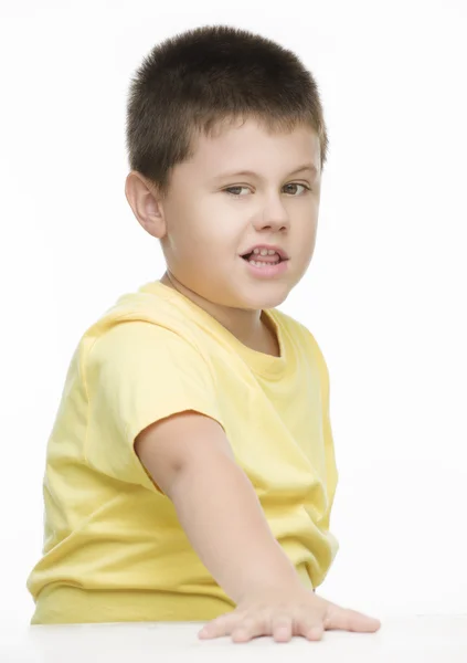 Niño pequeño con camisa amarilla haciendo gestos —  Fotos de Stock