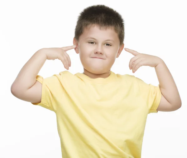 Μικρό αγόρι στο κίτρινο πουκάμισο χειρονομώ — Φωτογραφία Αρχείου