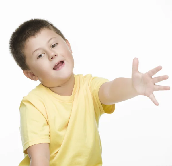 Mały chłopiec w żółta koszulka gestykulacji — Zdjęcie stockowe