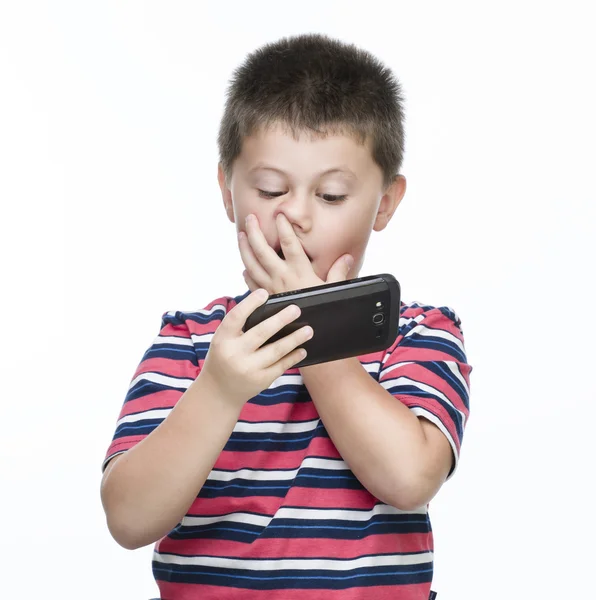 Lycklig pojke spelar på smartphone — Stockfoto