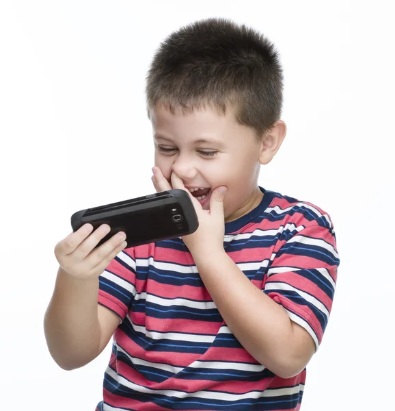 Niño feliz jugando en el teléfono inteligente — Foto de Stock