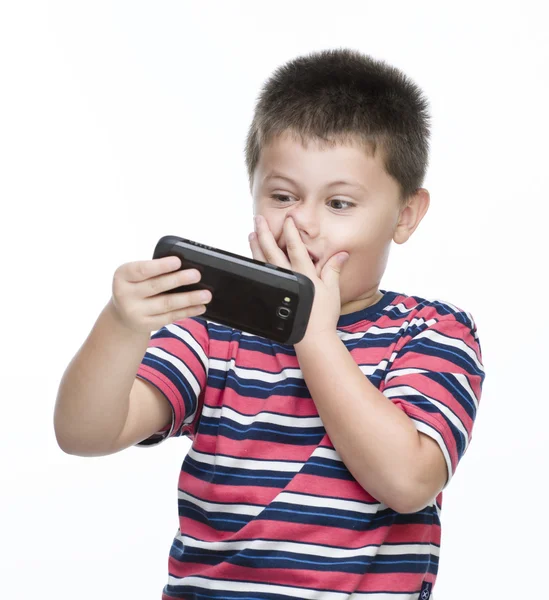 Niño feliz jugando en el teléfono inteligente —  Fotos de Stock