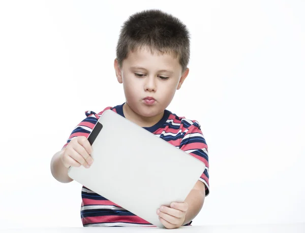 Junge spielt auf Tablet-PC — Stockfoto