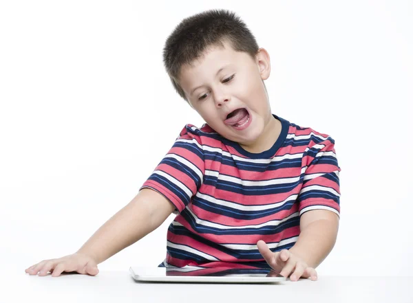 Niño jugando en la tableta PC — Foto de Stock