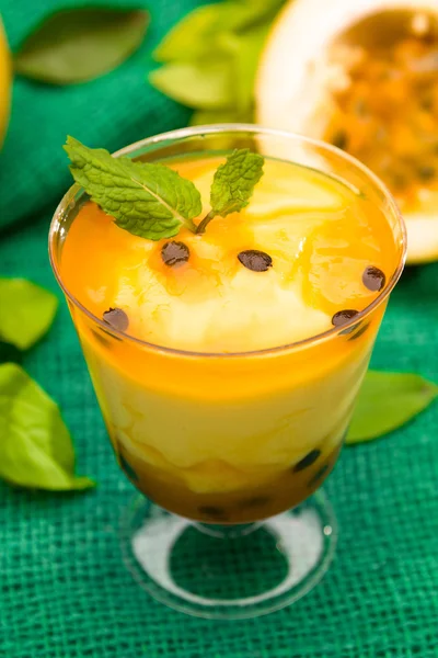 Passion fruit mousse with mint — Stock Photo, Image