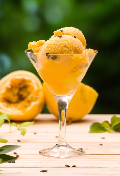 Passion fruit sorbet — Stock Photo, Image