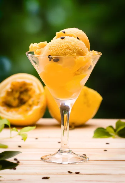 Passion fruit sorbet — Stock Photo, Image