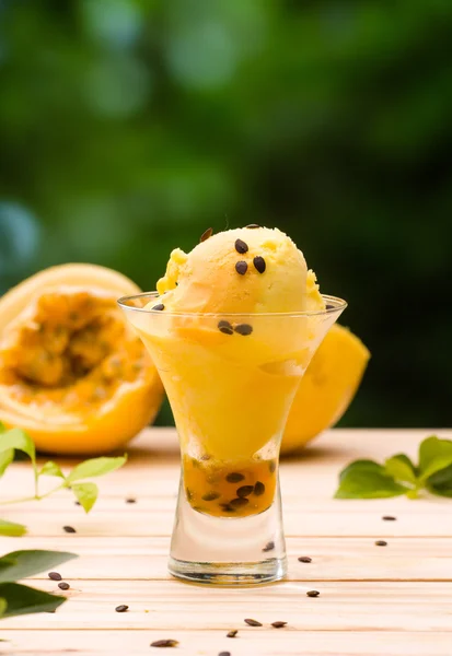 Passion fruit sorbet — Stock Photo, Image