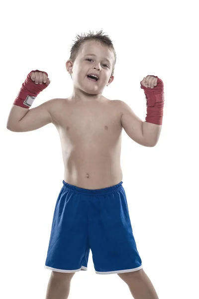 Boxeador infantil en pantalones cortos y vendajes Imagen De Stock