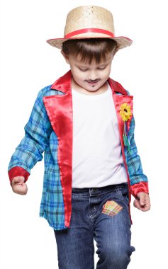 Hasır şapka poz giyen çocuk