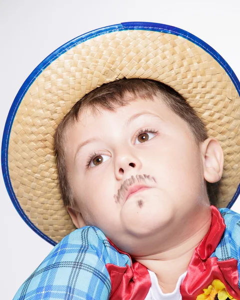 Ragazzo indossa cappello di paglia posa — Foto Stock