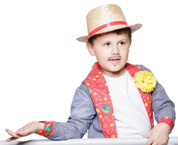 Niño con sombrero de paja posando —  Fotos de Stock