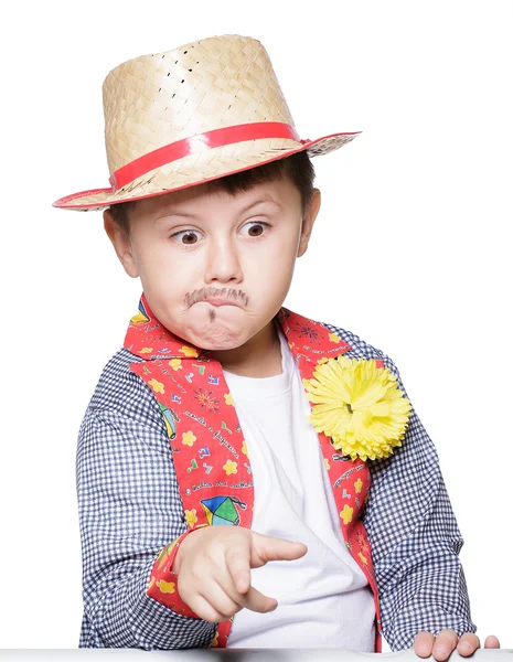 Junge mit Strohhut zeigt mit Finger — Stockfoto