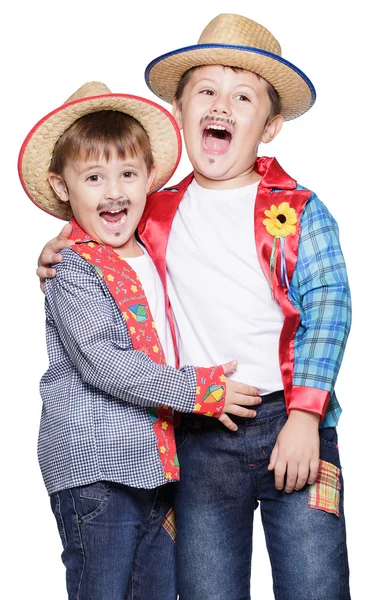 Pojkarna bär stråhattar poserar — Stockfoto