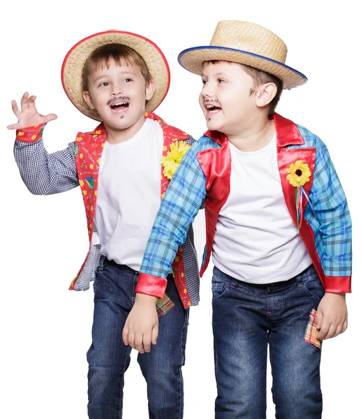 Meninos vestindo chapéus de palha posando — Fotografia de Stock