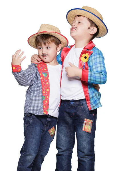 Meninos vestindo chapéus de palha posando — Fotografia de Stock