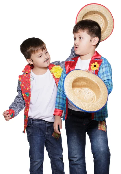 Meninos vestindo chapéus de palha posando — Fotografia de Stock