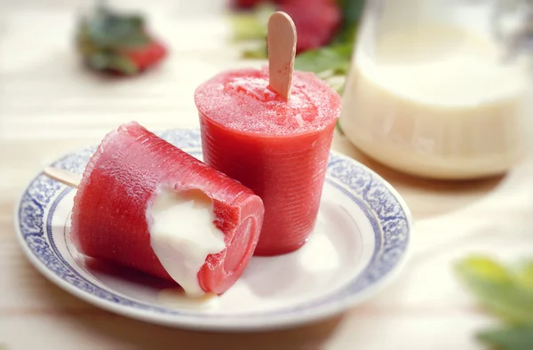 Sorvetes com sabor a morango — Fotografia de Stock