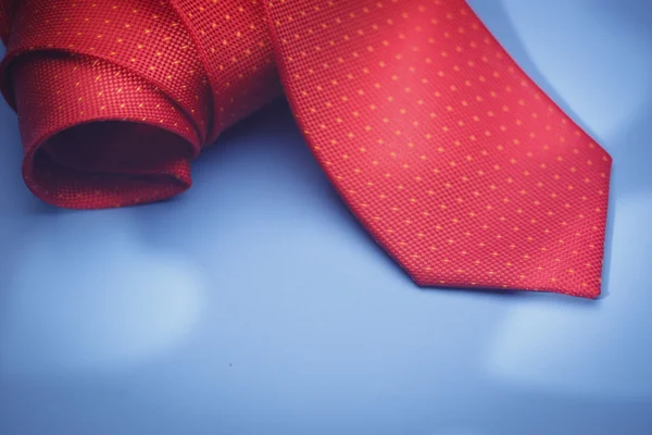 Gravata vermelha no fundo azul — Fotografia de Stock