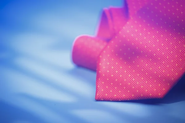 Gravata vermelha no fundo azul — Fotografia de Stock