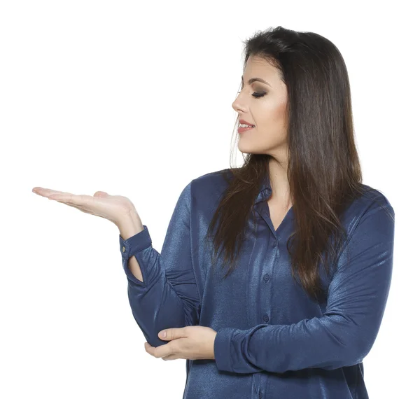 Mujer joven mostrando algo — Foto de Stock