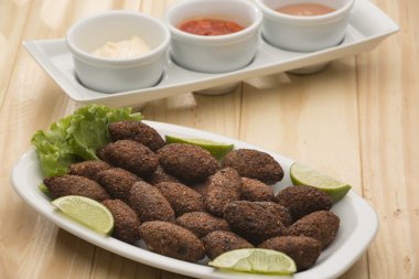 Kıyılmış et ve yeşillikler buğday kızarmış snack.