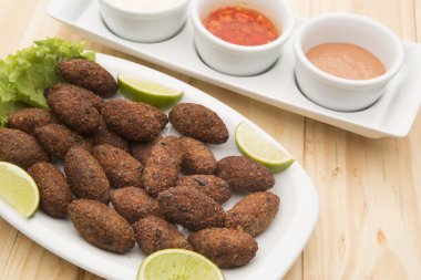 Kıyılmış et ve yeşillikler buğday kızarmış snack.