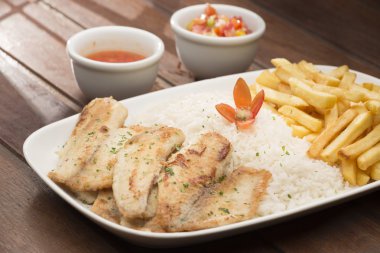 Tilapia porsiyon pilav ile